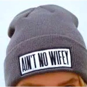 (+FREE GIFT) AIN’T NO WIFEY grey beanie